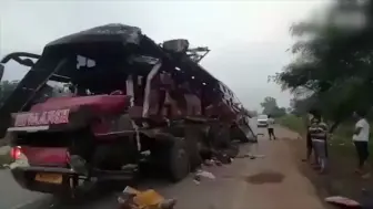 印度一运送劳工的大巴车与卡车相撞 致7人死亡 家属获赔1.8万元