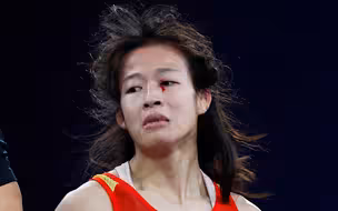 眼角和国旗都是红色的：冯紫琪获女子摔跤铜牌 眼角受伤竟浑然不觉