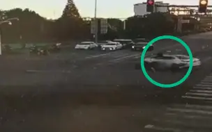 江苏江阴一小车飞驰猛撞电动车 冲向路边翻滚数圈众人惊慌逃离