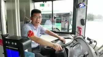 鞠躬致谢！司机深夜为小学生照明