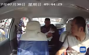 贵州的哥连闯3红灯未救回重病小孩 失声痛哭：我已经尽力了