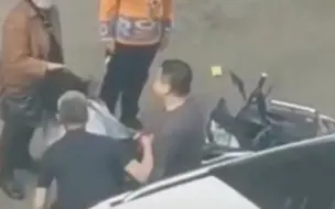奔驰车开车门与电瓶车碰擦，车上两男子将骑车女子鼻骨打骨折