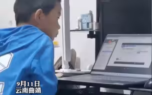 弟弟帮姐姐刷大学网课 并认真记了个笔记