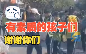 水果商贩红枣不小心撒一地 几名路过的学生主动帮忙捡拾