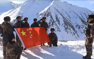 实拍边防官兵征战海拔四千米最险巡逻路 山巅展开国旗宣示主权！