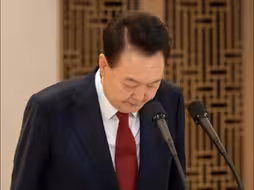 尹锡悦弹劾案表决通过 现场传出欢呼声 本人回应：永不放弃