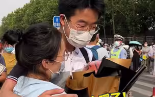 男孩走出考场对爸爸比胜利手势，完全忽略手捧礼物的姐姐！姐姐：你瞅啥呢？ 网友：抱那一下 暖化了！