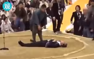 市长台上晕倒，日本相扑协会竟因传统禁忌让救人女护士立刻下来