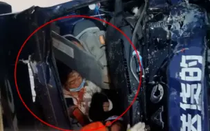 货车追尾夫妻被困驾驶室 妻子满脸是血忍痛托举丈夫20分钟