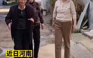 103岁老父亲和83岁女儿回老家看望,在60岁小女儿家吃饭,其乐融融
