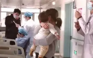 孩子打针哭闹不止 实习护士一边举输液瓶一边安抚孩子