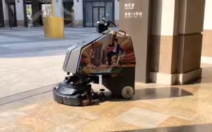 机器人在上海市中心商场进行消毒作业