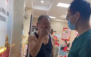 父亲做核酸检测巧遇驰援的儿子 见全身被汗水浸透 忍不住哭出了声