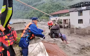 现场：四川强降雨致使民房被大水围困 救援人员搭建绳桥空中救援