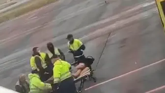 现场画面！俄罗斯反对派人士乘飞机时中毒 被担架抬上救护车