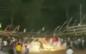 印度足球赛前看台突然坍塌：大型照明灯砸向人群，超200人受伤