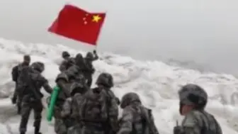 我站立的地方是中国！西藏军区女兵退役前登顶冰山向国旗宣誓！