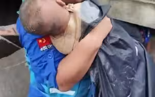 郑州被困4月大女婴母亲不幸遇难，遇难时保持托举姿势...愿孩子带着妈妈的爱，平安长大