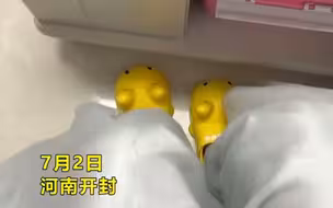 好姐妹！伴娘骨折打石膏参加闺蜜婚礼 堵门时伴郎无一人敢进