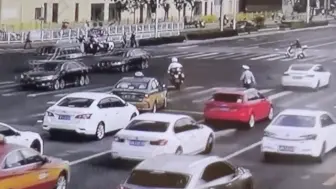 哪里逃！摩托骑手违法骑行，变道闯灯企图逃避执法……