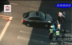银色小客撞翻电动车 骑车千万别大意