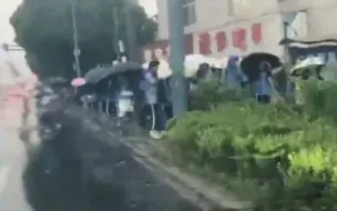 下雨天江苏一学校不到点不开门，教育局回应