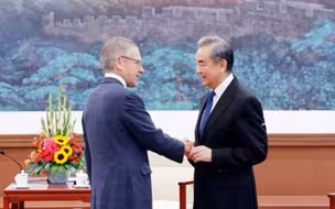 王毅会见美国欧亚集团总裁布雷默：中美要有大国胸怀，承担大国责任
