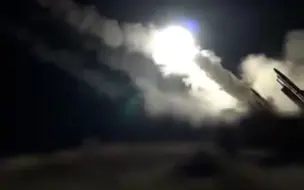 伊朗媒体公布视频：夜幕中无人机齐飞直扑以色列 火光迸射声浪震天