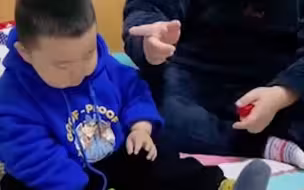 高智商对话！萌娃不想睡觉和爸爸绕圈儿 成功把爸爸绕懵了