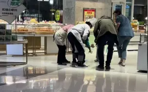 男孩吃太多卡住嗓子窒息，万幸糕点店师傅使用海姆立克法抢救，每个人都要学！