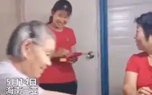 老母亲正在打麻将，女儿突然走进来送礼物，随后说出的一句话让在座的人笑喷了！