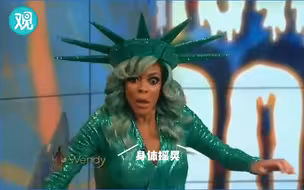 身穿自由女神装的主持人，直播时突然倒在台上