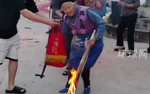 百岁老人，十八岁的心态，云南火把节上耍起火把
