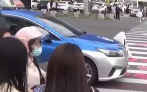 520商场画创意斑马线多人躺车流中拍照，交警：快速通过，切勿逗留
