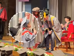 毕业快乐！这位女士，这位妈妈，这位博士👏