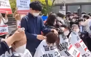 “核污水自己喝吧！”韩国学生日本大使馆前集体削发抗议