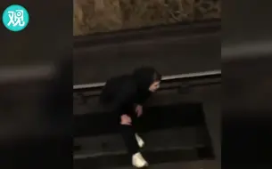 19岁少年卧轨任地铁从身上飞驰而过，俄罗斯的…