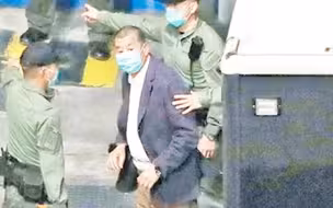 现场！乱港头目黎智英妻女再携零食探监 未透露狱中情况逗留后离开