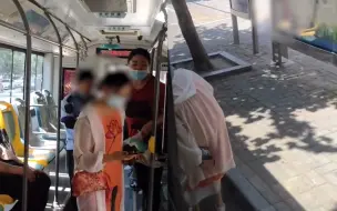 洒水车将水洒到公交里 女乘客被打湿要求公交司机赔偿50元惹热议
