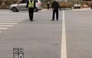 交警陪行动不便的老人过马路，一直在旁边保驾护航。
