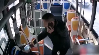 短视频丨老人公交车上晕倒，幸好有这位好司机……