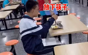 食堂里，班主任偶然记录下学生吃饭间隙仍在思考题目