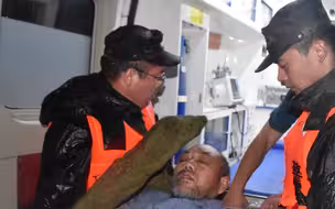 八旬老人因受困出现昏迷，武警紧急救援