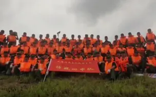 累不累？不累！河南武警官兵在抗洪一线上齐唱军歌为自己加油鼓劲
