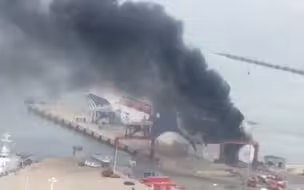 爆炸声震耳欲聋、浓烟沿海岸线弥漫！ #官方通报威海港邮轮爆炸事故 ：船上旅客、船员已进行妥善疏散安置