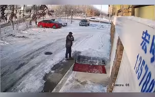 #大爷 早起看四下无人，#顺走 了店铺门口的地毯