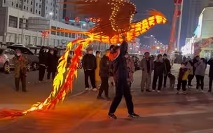 男子自制“火凤凰”风筝翱翔河南 的天空。网友：凤凰浴火，涅槃重生！
