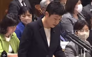 日本数字化担当大臣国会答辩时，掏手机查资料，被喝止后慌忙放口袋