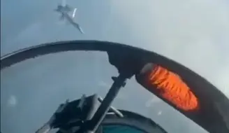 俄战机与北约战机“空中博弈”：北约战机从其机头掠过被跟踪后脱离