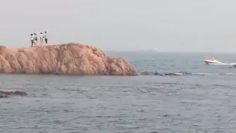 第二海水浴场海域四名大学生被困礁石，危急时刻救援队来了
